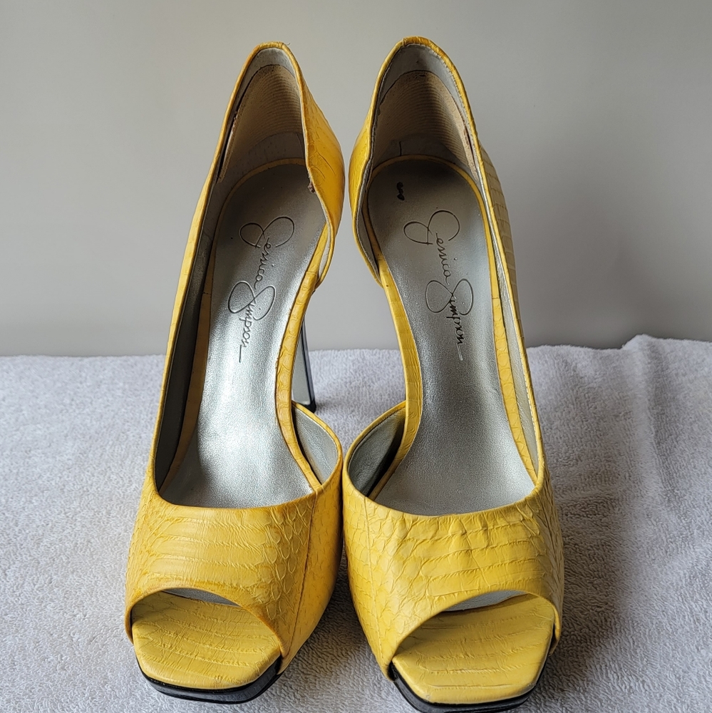 Yellow crocodile pattern heels